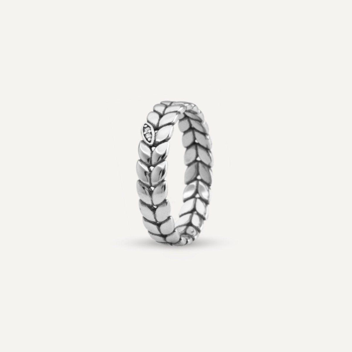 rush silver ring with leaves pattern and stones men women trendy popular ring Unisex silver leaf band ring from Rush featuring an engraved leaf motif with a sleek finish, perfect for everyday wear or layering.