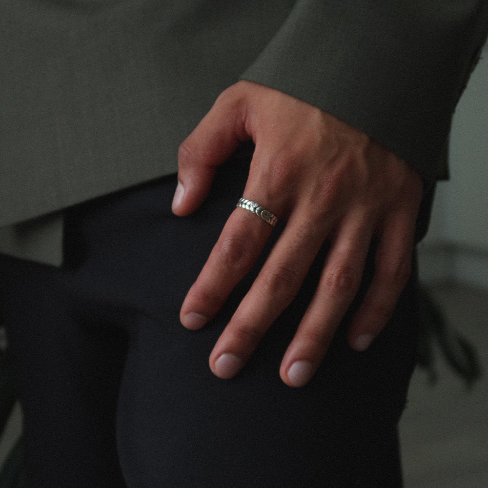 rush silver ring with leaves pattern and stones men women trendy popular ring Unisex silver leaf band ring from Rush featuring an engraved leaf motif with a sleek finish, perfect for everyday wear or layering.