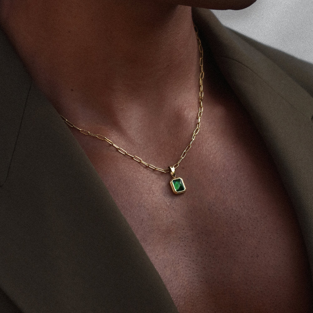 Rush green emerald stone pendant men women trendy popular chic necklace 
Unisex gold-plated chain necklace with emerald-green pendant