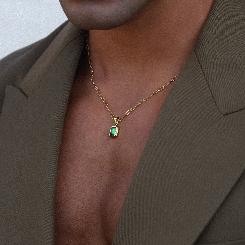Rush green emerald stone pendant men women trendy popular chic necklace 
Unisex gold-plated chain necklace with emerald-green pendant