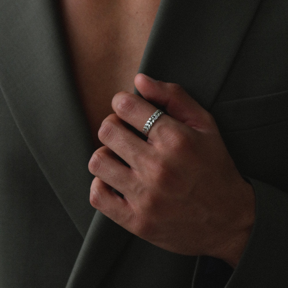 rush silver ring with leaves pattern and stones men women trendy popular ring Unisex silver leaf band ring from Rush featuring an engraved leaf motif with a sleek finish, perfect for everyday wear or layering.