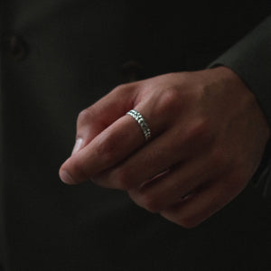 rush silver ring with leaves pattern and stones men women trendy popular ring Unisex silver leaf band ring from Rush featuring an engraved leaf motif with a sleek finish, perfect for everyday wear or layering.