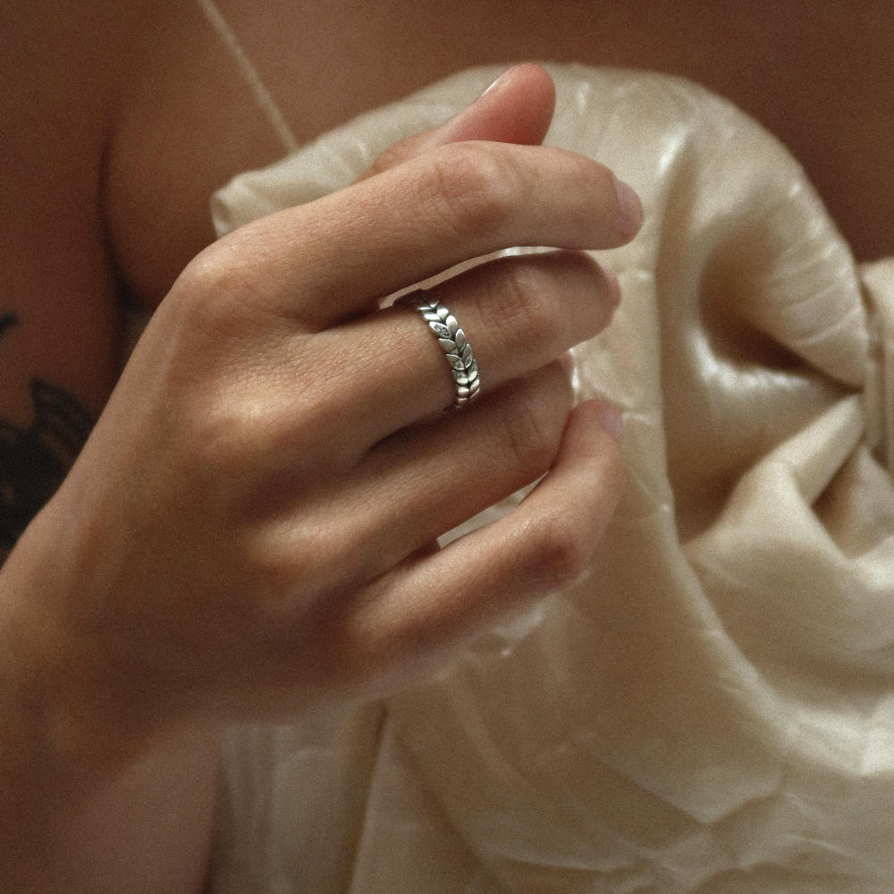 rush silver ring with leaves pattern and stones men women trendy popular ring Unisex silver leaf band ring from Rush featuring an engraved leaf motif with a sleek finish, perfect for everyday wear or layering.