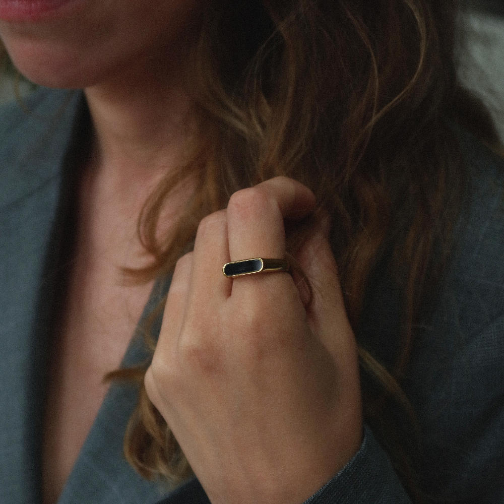 rush gold ring with a black stone men women elegant chic trendy popular ring 