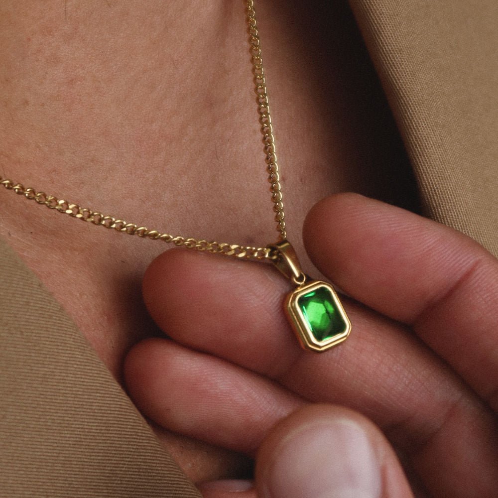 Rush green emerald stone pendant men women trendy popular chic necklace 
Unisex gold-plated chain necklace with emerald-green pendant