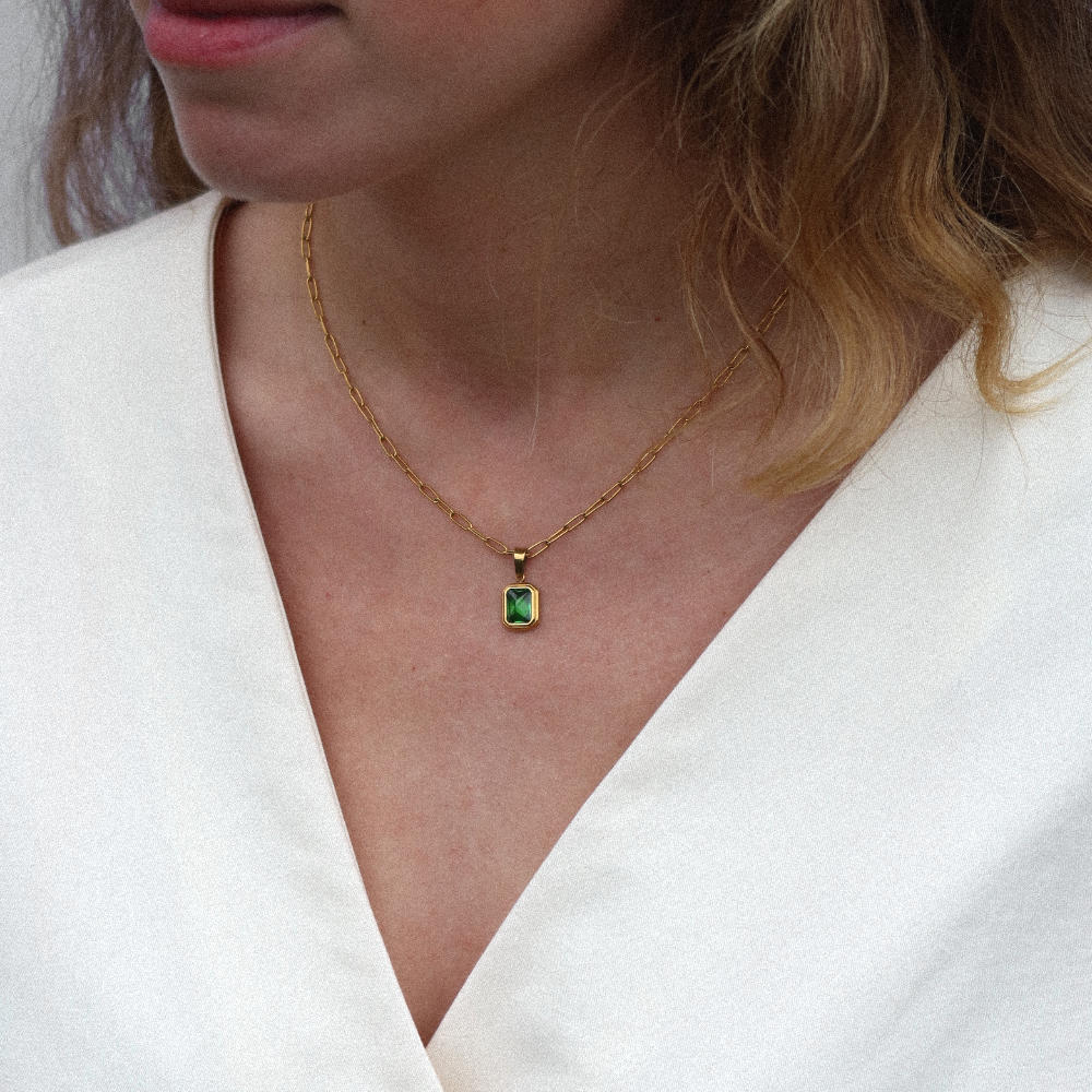Rush green emerald stone pendant men women trendy popular chic necklace 
Unisex gold-plated chain necklace with emerald-green pendant
