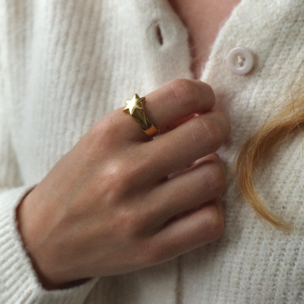 Rush gold ring with a star design men women trendy popular sleek ring 