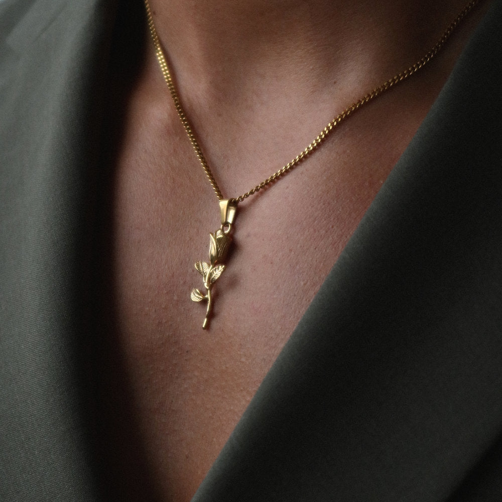 Unisex gold necklace with rose flower pendant from Rush, showcasing a delicate floral design for versatile everyday or evening wear. men women floral trendy popular necklace 