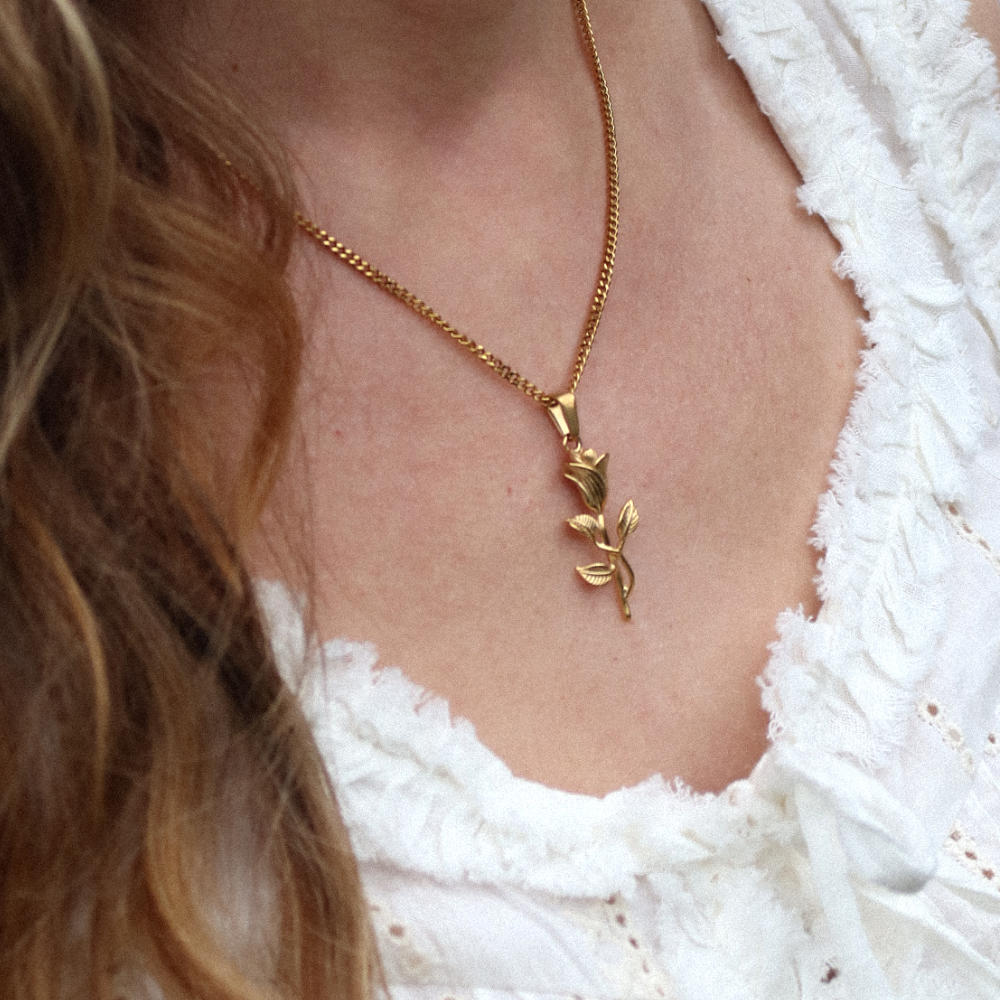 Unisex gold necklace with rose flower pendant from Rush, showcasing a delicate floral design for versatile everyday or evening wear. men women floral trendy popular necklace 
