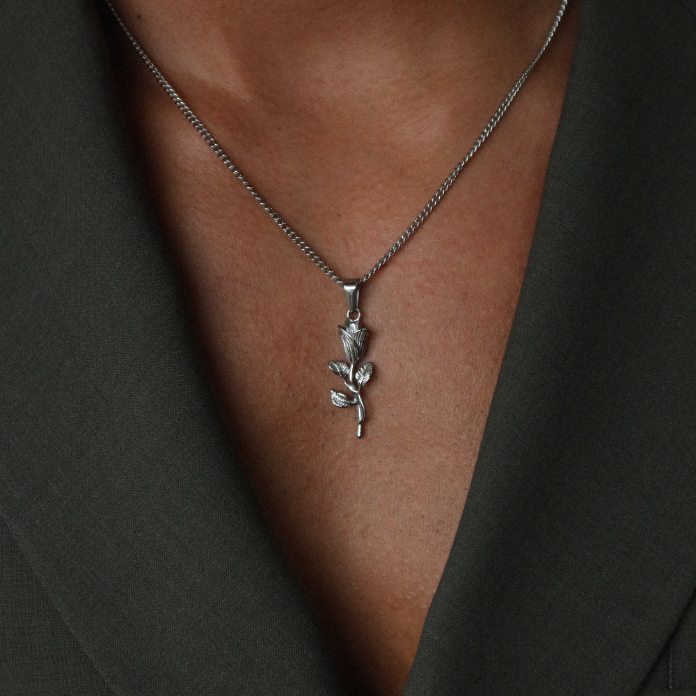 Unisex silver necklace with rose flower pendant from Rush, showcasing a delicate floral design for versatile everyday or evening wear. men women floral trendy popular necklace 