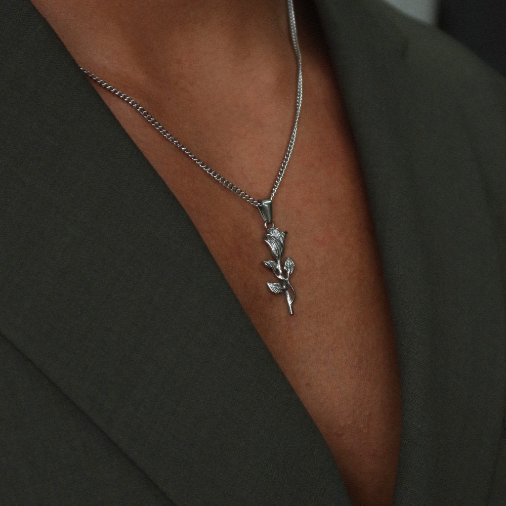 Unisex silver necklace with rose flower pendant from Rush, showcasing a delicate floral design for versatile everyday or evening wear. men women floral trendy popular necklace 