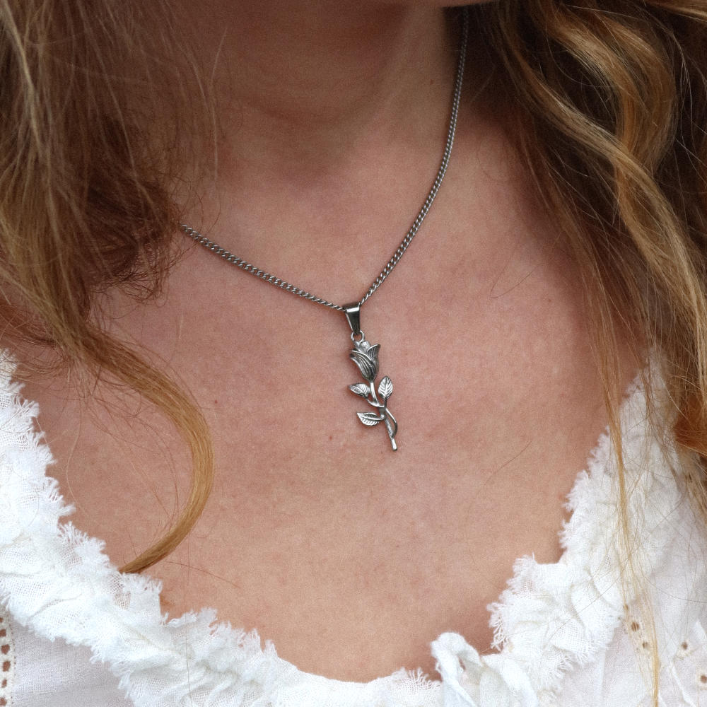 Unisex silver necklace with rose flower pendant from Rush, showcasing a delicate floral design for versatile everyday or evening wear. men women floral trendy popular necklace 